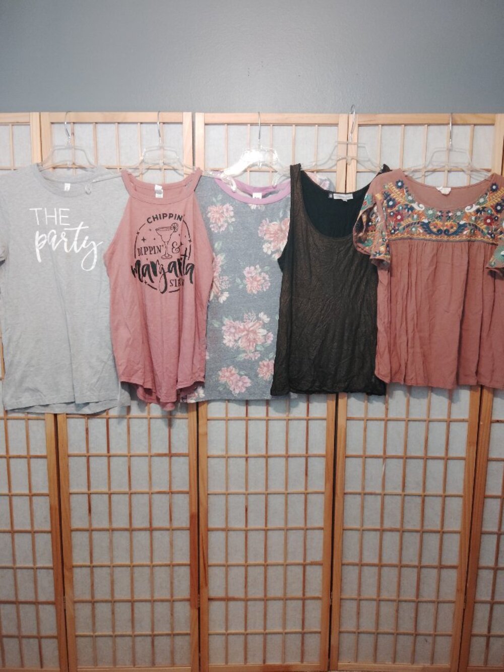 LOT OF 5/$20 WOMENS TOPS SHIRTS FLORAL JENNIFER LOPEZ LAYERZ CLOTHING~SIZE M